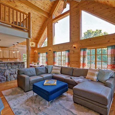 Berkshire Vacation Rentals: Great Barrington Cabin Sleeps 14 Walk To Town Exterior foto