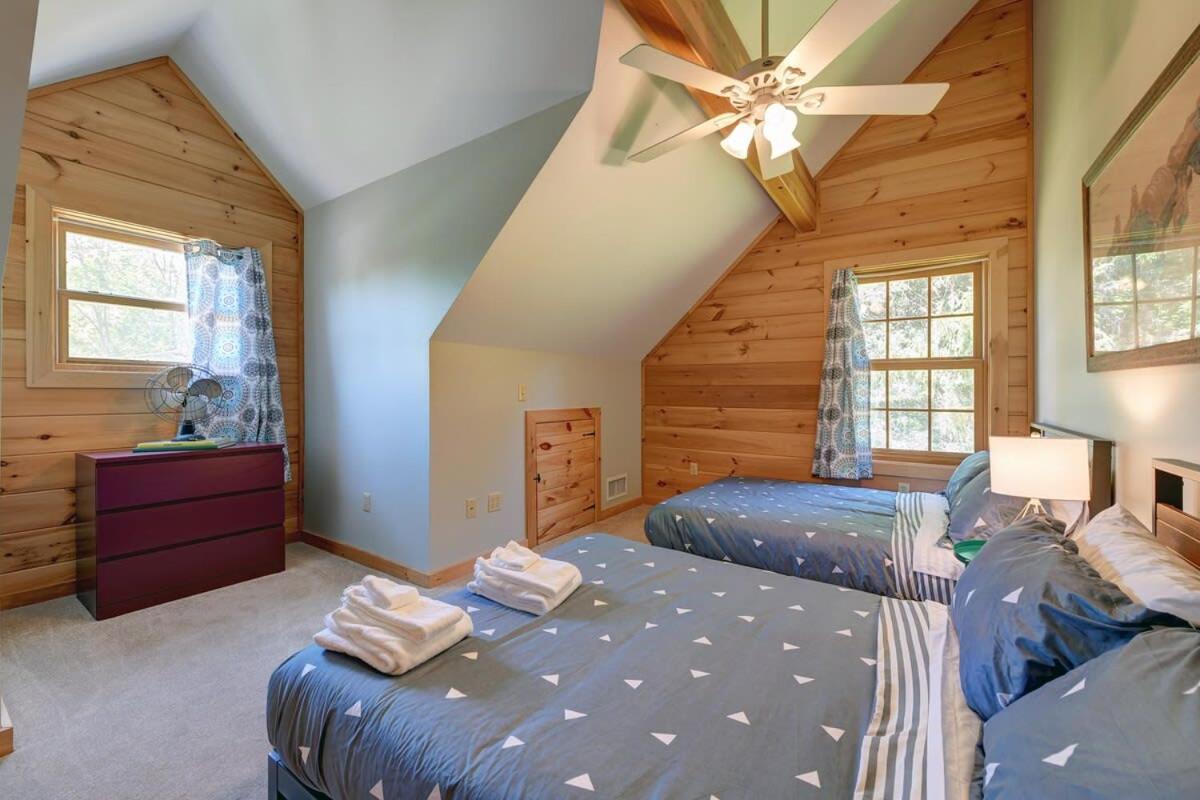 Berkshire Vacation Rentals: Great Barrington Cabin Sleeps 14 Walk To Town Exterior foto