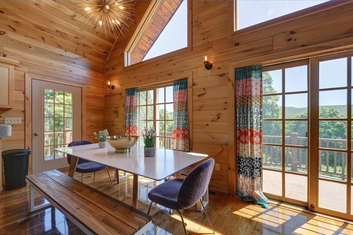 Berkshire Vacation Rentals: Great Barrington Cabin Sleeps 14 Walk To Town Exterior foto