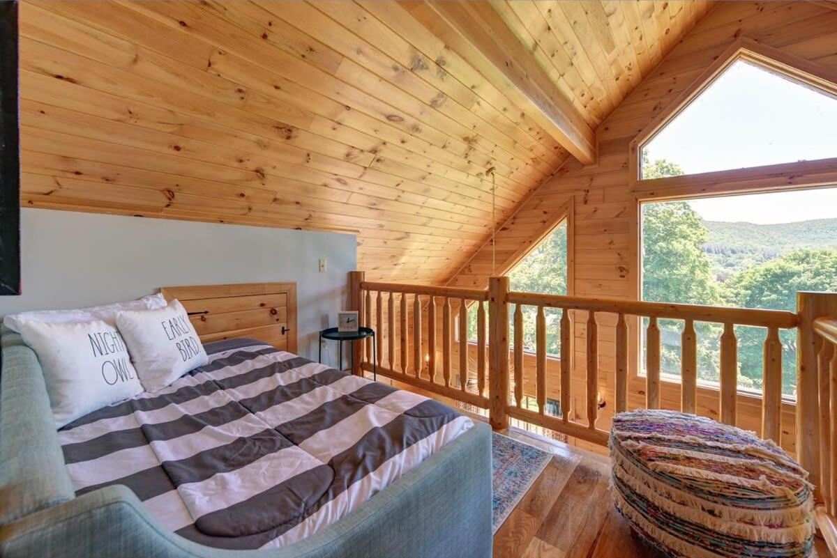 Berkshire Vacation Rentals: Great Barrington Cabin Sleeps 14 Walk To Town Exterior foto