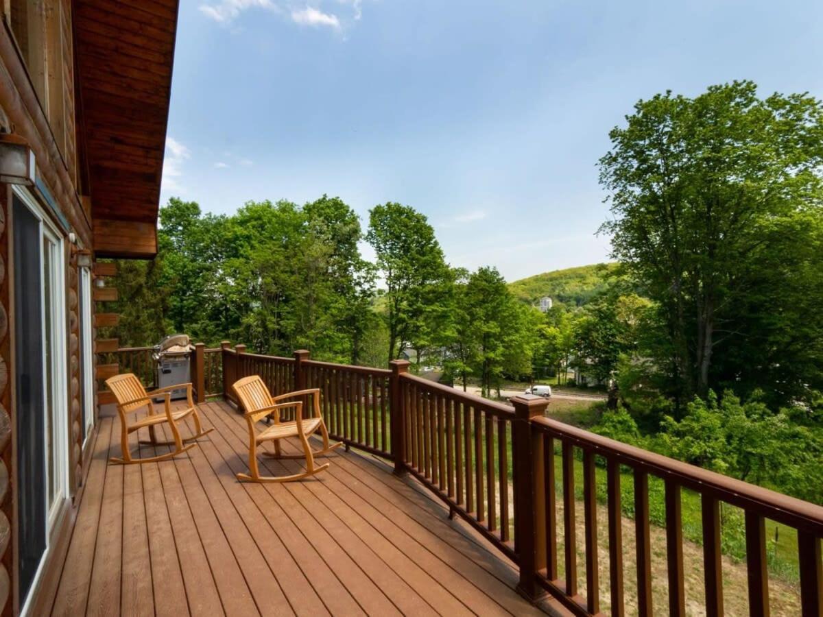 Berkshire Vacation Rentals: Great Barrington Cabin Sleeps 14 Walk To Town Exterior foto